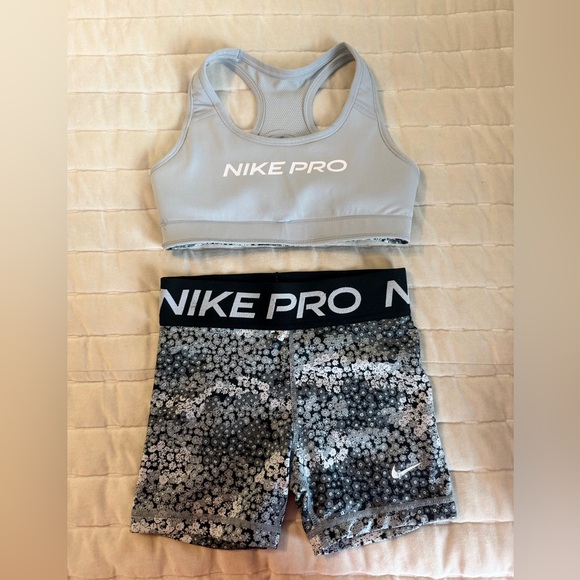 Nike Pro Black and White Floral Reversible Set - Picture 4 of 6